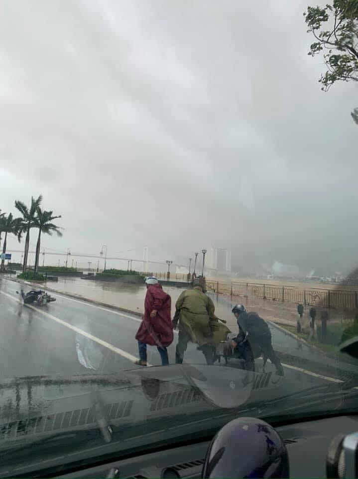 TRỰC TIẾP: Bão số 9 quần thảo Quảng Nam - Quảng Ngãi, hàng loạt nhà sập, tốc mái - 28