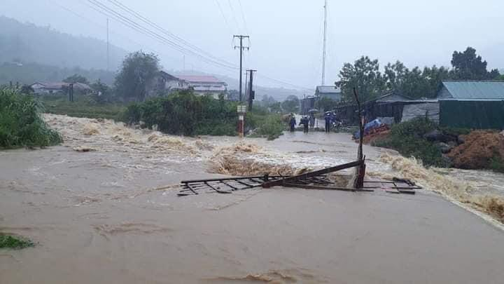TRỰC TIẾP: Bão số 9 quần thảo Quảng Nam - Quảng Ngãi, hàng loạt nhà sập, tốc mái - 7