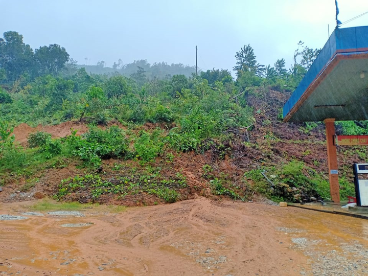 TRỰC TIẾP: Bão số 9 quần thảo Quảng Nam - Quảng Ngãi, hàng loạt nhà sập, tốc mái - 4