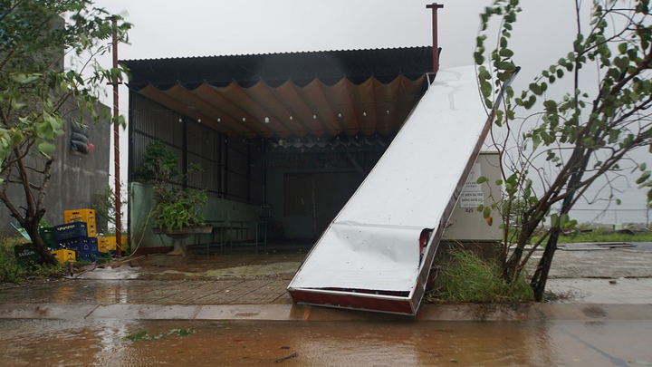 TRỰC TIẾP: Bão số 9 quần thảo Quảng Nam - Quảng Ngãi, hàng loạt nhà sập, tốc mái - 24