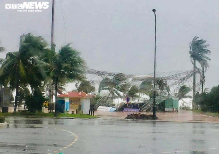 Ảnh: Gió rít liên hồi quật ngã hàng loạt cây xanh ở Đà Nẵng, Quảng Nam - 6