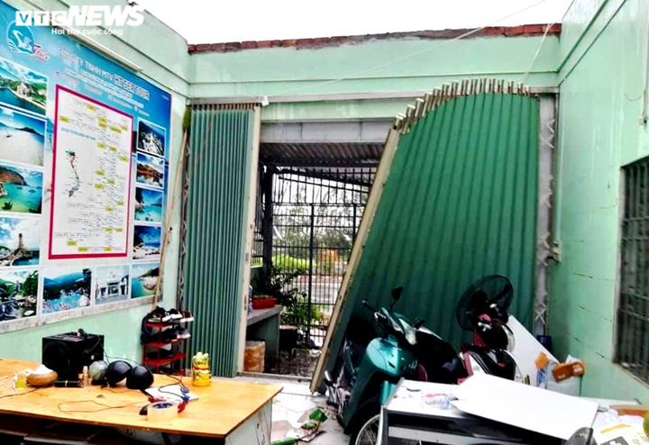 Hàng chục vạn nhà dân, trường học bị bão số 9 tàn phá - 1