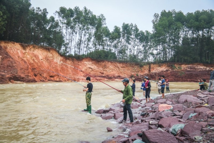 Ảnh: Người Hà Tĩnh liều mình săn bắt cá ngay dưới chân xả tràn Kẻ Gỗ - 3