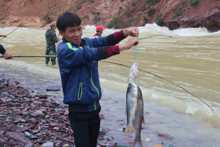 Ảnh: Người Hà Tĩnh liều mình săn bắt cá ngay dưới chân xả tràn Kẻ Gỗ - 9