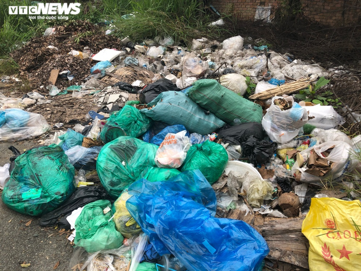 Ảnh: Rác bốc mùi hôi thối bủa vây làng Đại học Quốc gia TP.HCM - 3