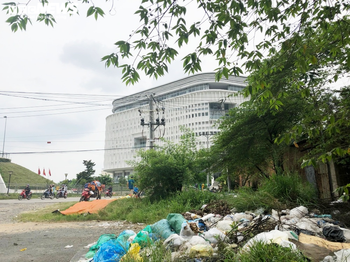 Ảnh: Rác bốc mùi hôi thối bủa vây làng Đại học Quốc gia TP.HCM - 2