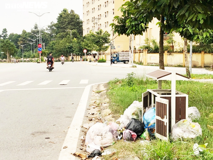 Ảnh: Rác bốc mùi hôi thối bủa vây làng Đại học Quốc gia TP.HCM - 9