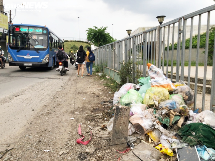 Ảnh: Rác bốc mùi hôi thối bủa vây làng Đại học Quốc gia TP.HCM - 8