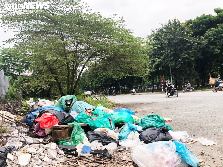 Ảnh: Rác bốc mùi hôi thối bủa vây làng Đại học Quốc gia TP.HCM - 4
