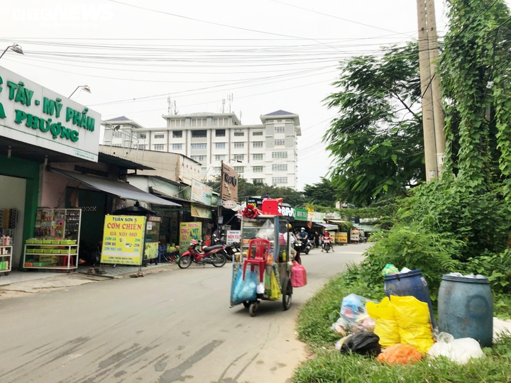 Ảnh: Rác bốc mùi hôi thối bủa vây làng Đại học Quốc gia TP.HCM - 5