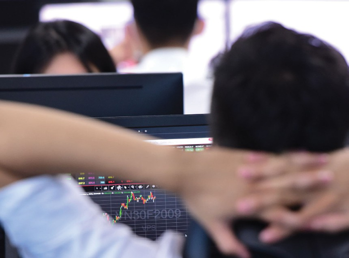 'Bão' đổ bộ sàn chứng khoán, VN-Index 'bay' hơn 25 điểm - 1