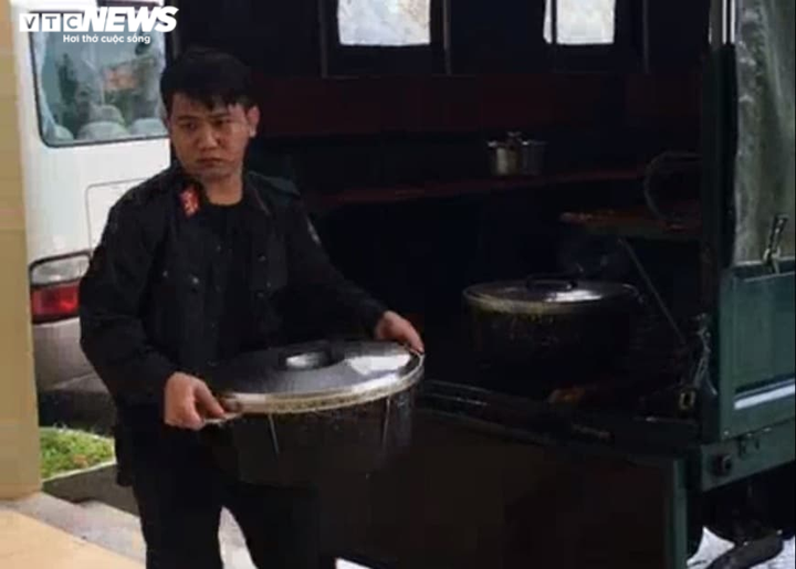 Cảnh sát nấu cơm phục vụ miễn phí dân sơ tán và tài xế mắc kẹt do bão số 9 - 1