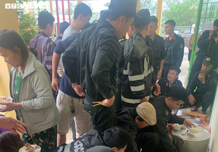 Cảnh sát nấu cơm phục vụ miễn phí dân sơ tán và tài xế mắc kẹt do bão số 9 - 2