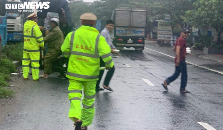 Xe mắc kẹt do bão số 9, CSGT mang cơm miễn phí đến phát cho tài xế - 2