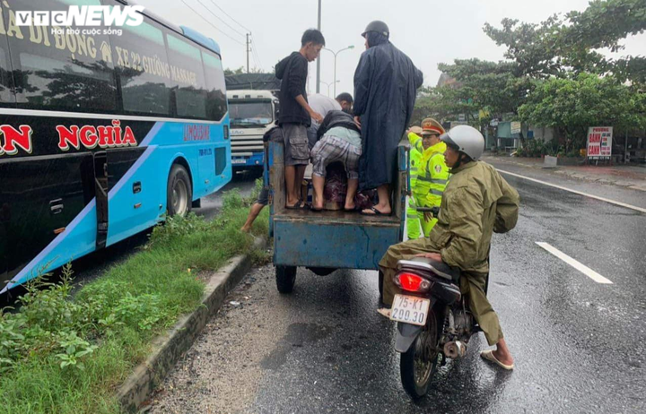 Xe mắc kẹt do bão số 9, CSGT mang cơm miễn phí đến phát cho tài xế - 3