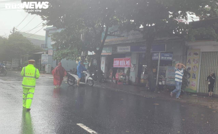 Xe mắc kẹt do bão số 9, CSGT mang cơm miễn phí đến phát cho tài xế - 4