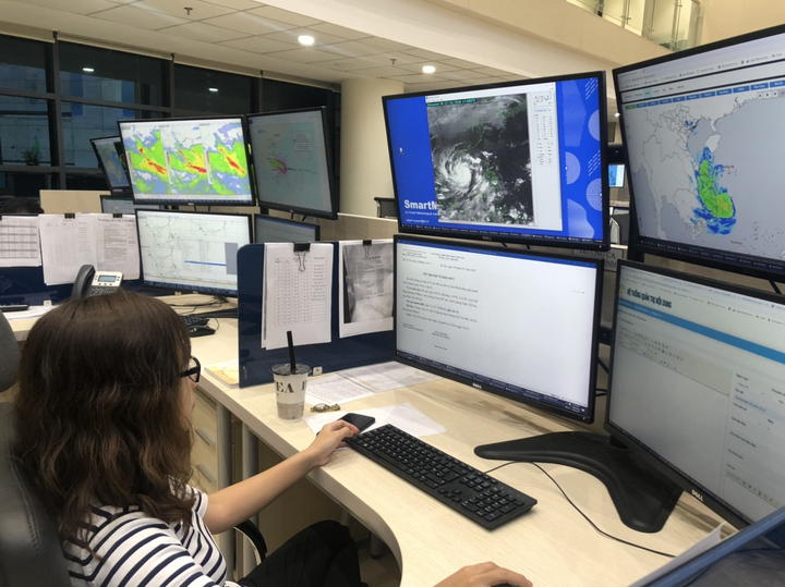 Cán bộ khí tượng thủy văn trắng đêm canh bão số 9 mạnh nhất 20 năm - 1