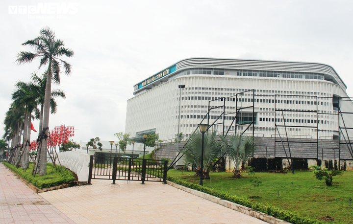 Ảnh: Rác bốc mùi hôi thối bủa vây làng Đại học Quốc gia TP.HCM - 1