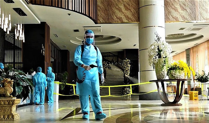 Giá phòng khách sạn cách ly tại TP.HCM cao hơn thị trường tới 80% - 1