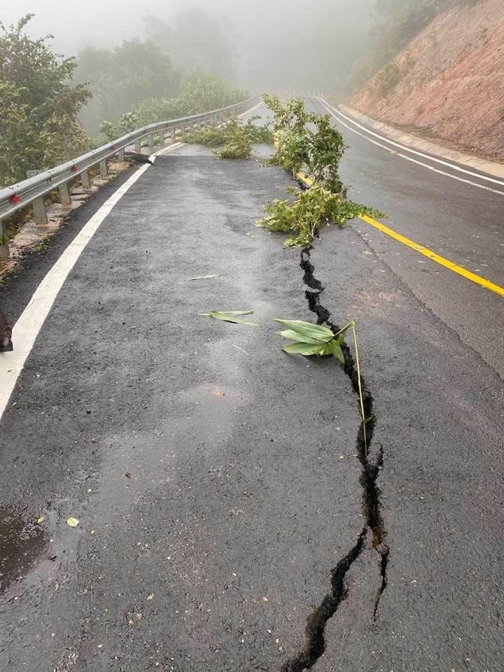 Kon Tum chìm trong biển nước, khẩn cấp di dời dân tránh sạt lở, ngập lụt - 9