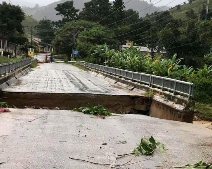 Kon Tum chìm trong biển nước, khẩn cấp di dời dân tránh sạt lở, ngập lụt - 8