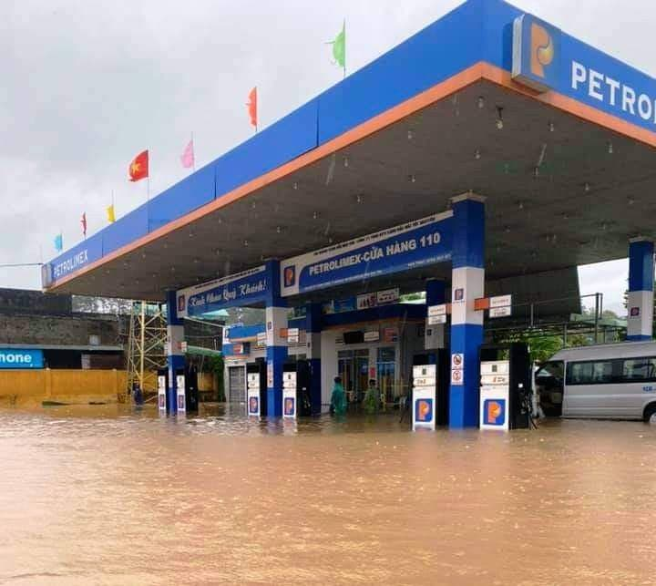 Kon Tum chìm trong biển nước, khẩn cấp di dời dân tránh sạt lở, ngập lụt - 3