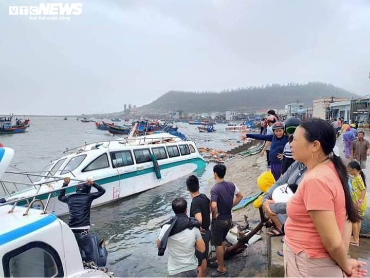 Ảnh: Bão số 9 vừa áp sát đất liền đã gây các thiệt hại khủng khiếp - 12