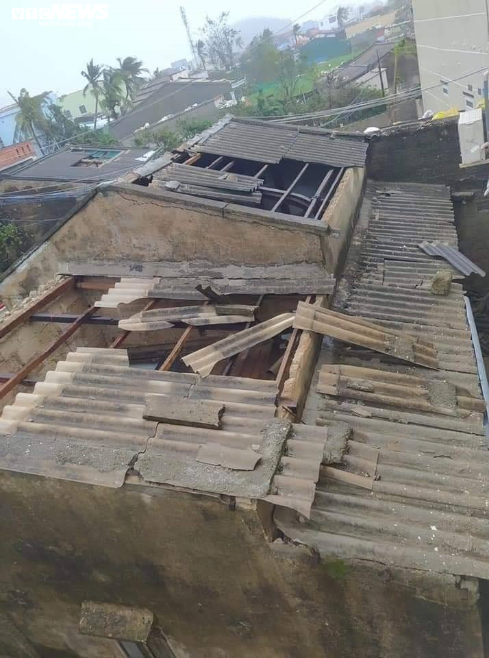 Ảnh: Bão số 9 vừa áp sát đất liền đã gây các thiệt hại khủng khiếp - 13