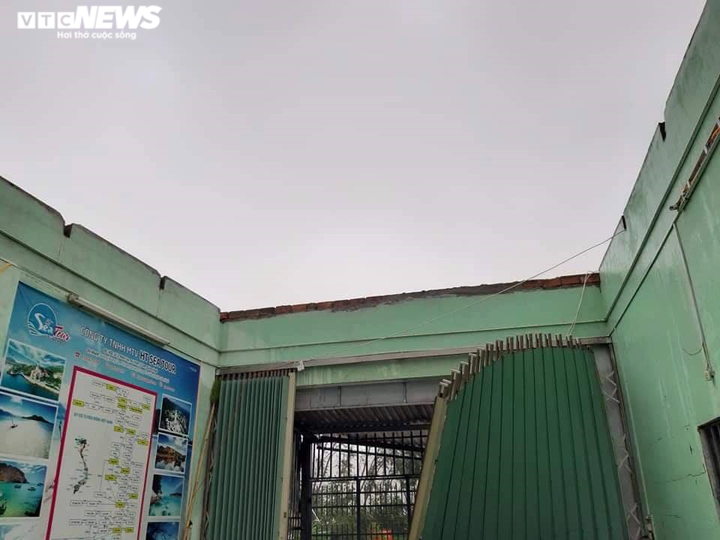 Ảnh: Bão số 9 vừa áp sát đất liền đã gây các thiệt hại khủng khiếp - 11