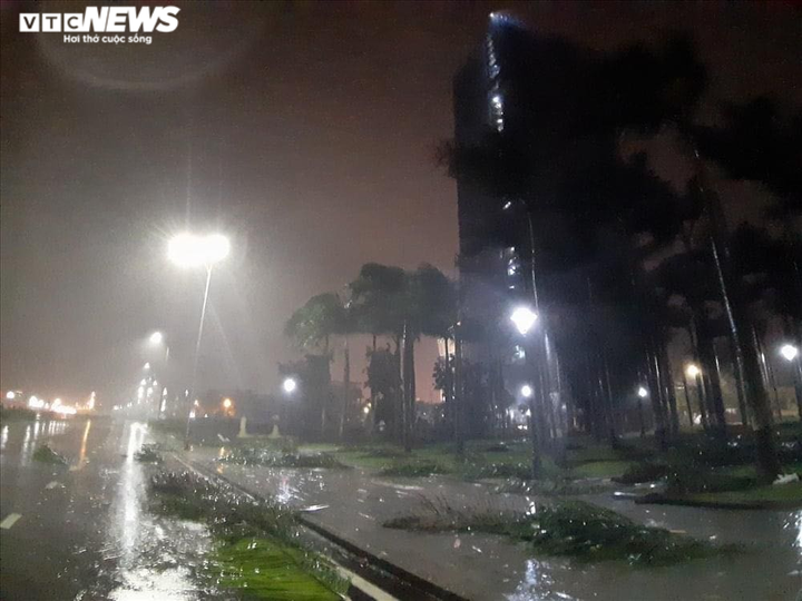 4h ngày 28/10, bão số 9 đang đi rất nhanh, Quảng Ngãi, Bình Định mưa to, gió lớn - 2