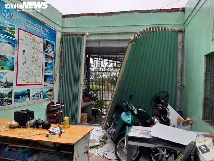 Ảnh: Hãi hùng cảnh bão giật tung mái nhà, kéo chìm tàu du lịch ở Quảng Ngãi - 4