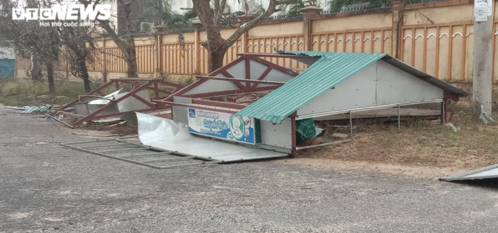 Ảnh: Hãi hùng cảnh bão giật tung mái nhà, kéo chìm tàu du lịch ở Quảng Ngãi - 10