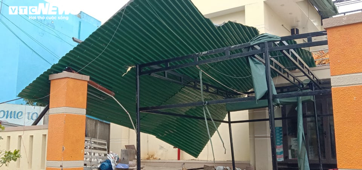 Ảnh: Hãi hùng cảnh bão giật tung mái nhà, kéo chìm tàu du lịch ở Quảng Ngãi - 12