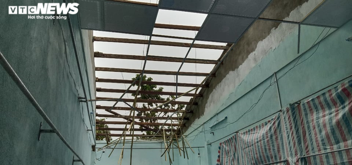 Ảnh: Hãi hùng cảnh bão giật tung mái nhà, kéo chìm tàu du lịch ở Quảng Ngãi - 11