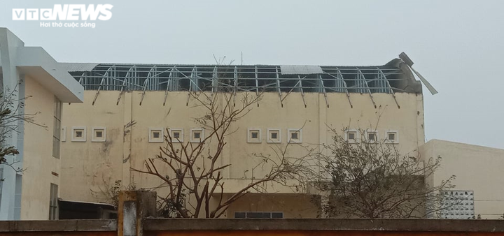 Ảnh: Hãi hùng cảnh bão giật tung mái nhà, kéo chìm tàu du lịch ở Quảng Ngãi - 9