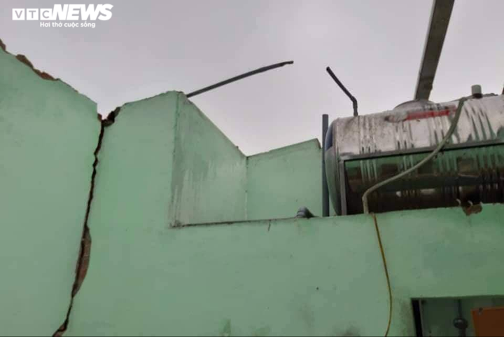 Ảnh: Hãi hùng cảnh bão giật tung mái nhà, kéo chìm tàu du lịch ở Quảng Ngãi - 3