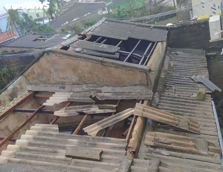 Ảnh: Hãi hùng cảnh bão giật tung mái nhà, kéo chìm tàu du lịch ở Quảng Ngãi - 8