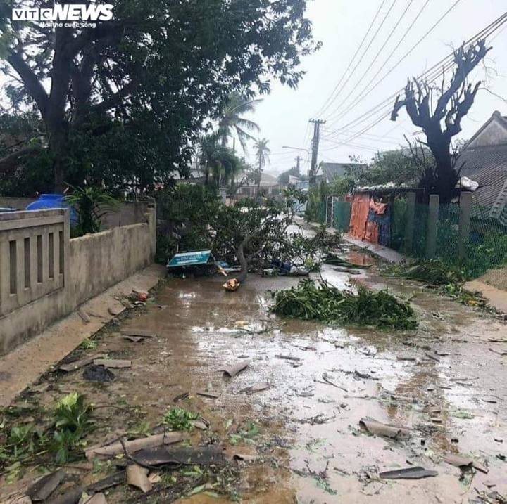 Ảnh: Hãi hùng cảnh bão giật tung mái nhà, kéo chìm tàu du lịch ở Quảng Ngãi - 5