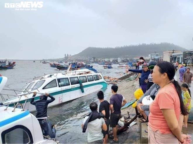 TRỰC TIẾP: Bão số 9 quần thảo Quảng Nam - Quảng Ngãi, hàng loạt nhà sập, tốc mái - 8