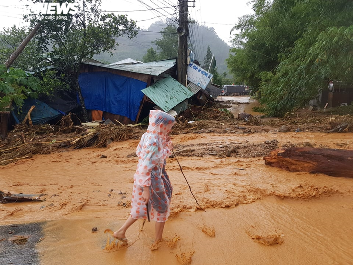 Bão số 9 đánh chìm tàu biển, sạt lở núi kinh hoàng, cuốn gần 100.000 mái nhà - 2