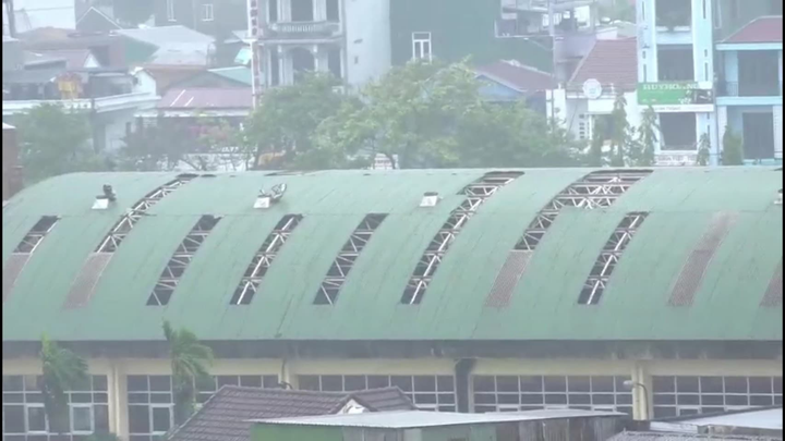 Ảnh: Bão số 9 vừa áp sát đất liền đã gây các thiệt hại khủng khiếp - 8