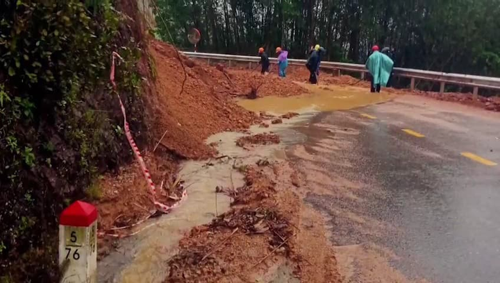 Ảnh: Bão số 9 vừa áp sát đất liền đã gây các thiệt hại khủng khiếp - 10