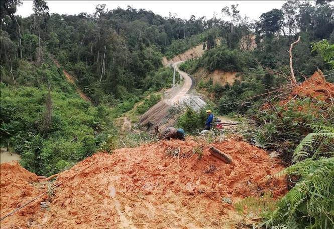 Ảnh: Bão số 9 vừa áp sát đất liền đã gây các thiệt hại khủng khiếp - 5