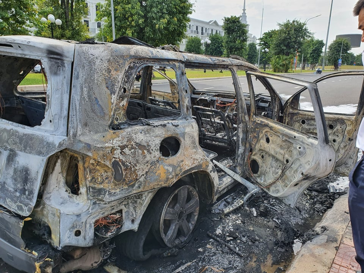 Xe sang Mercedes GL450 cháy rụi trong khu đô thị ở Hà Nội - 2