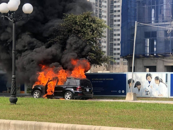 Xe sang Mercedes GL450 cháy rụi trong khu đô thị ở Hà Nội - 1