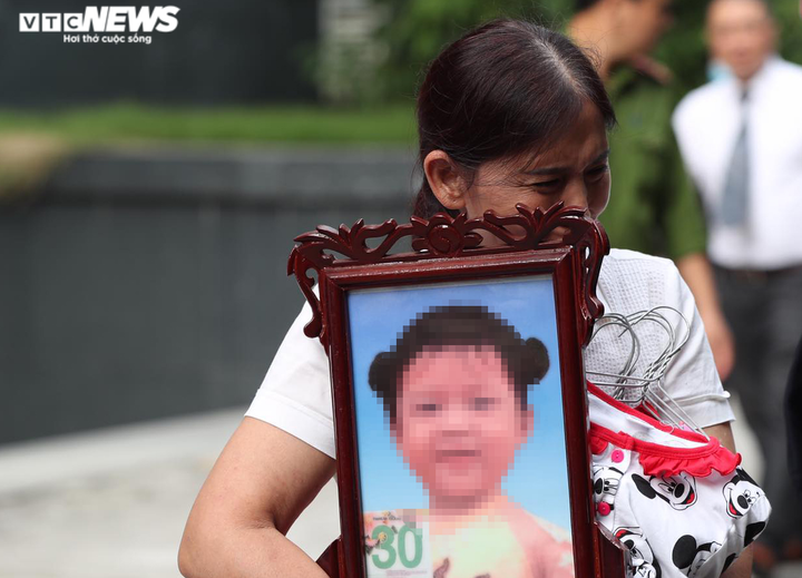 Bà ngoại ôm di ảnh bé gái 3 tuổi bị mẹ đẻ và cha dượng bạo hành đến chết tới tòa - 1