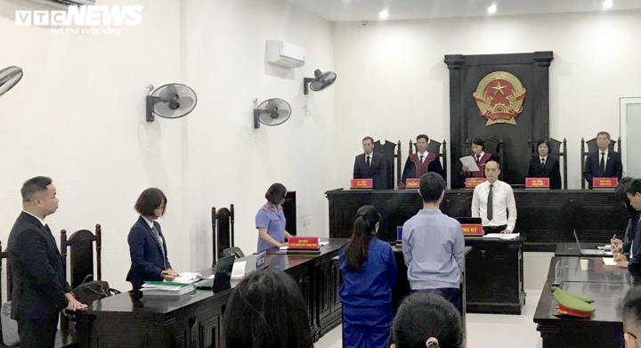 Bà ngoại ôm di ảnh bé gái 3 tuổi bị mẹ đẻ và cha dượng bạo hành đến chết tới tòa - 2