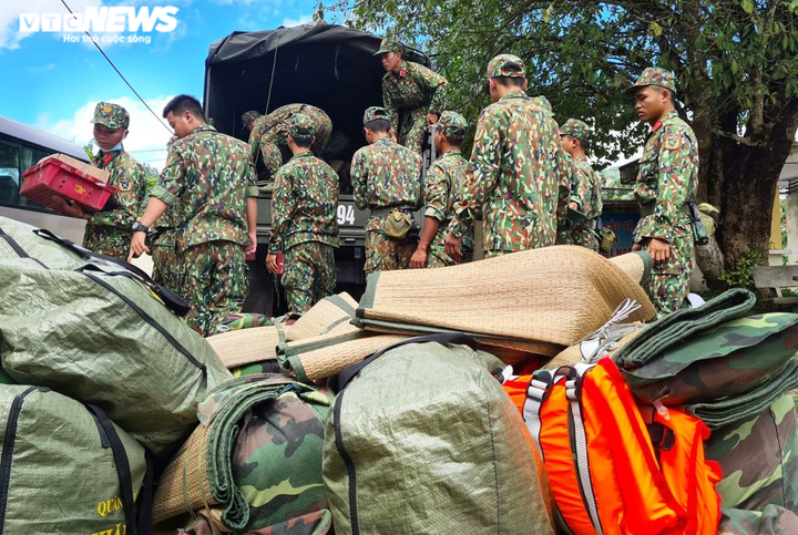 Sạt lở núi vùi lấp nhiều người ở Quảng Nam: Thông được đường vào Nam Trà My - 2