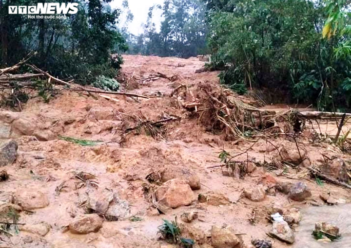 Quảng Nam: Thêm vụ sạt lở núi, 11 người mất tích, tìm thấy 3 thi thể - 1
