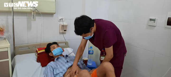 Không có tiền chữa bệnh, người phụ nữ ngậm ngùi xin bác sĩ cho con về nhà - 1